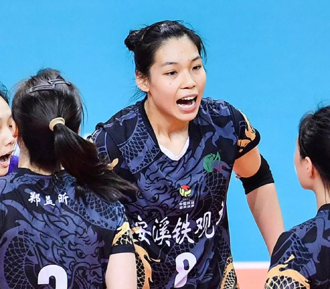 爱游戏体育-RNG观众热烈欢呼！，Rookie迎来二十赛季出色发挥赛场气氛高涨-爱游戏体育